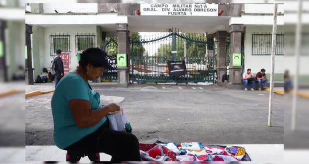 Padres de 43 instalan plantón en campo militar 1; demandan información