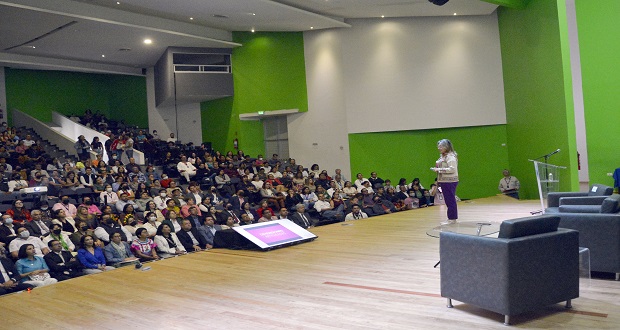 En CU BUAP, Carmen Enedina Rodríguez presenta conferencia de género