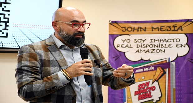 Escritor e influencer, John Mejía ofreció conferencia en la BUAP