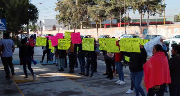 Padres exigen frente a SEP docentes para sus hijos en Quecholac, Puebla