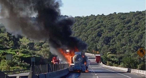 Explota pipa en el Arco Norte y provoca cierre vial en la México-Puebla.