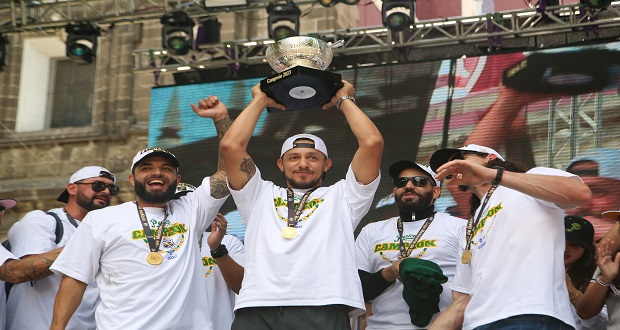 Pericos de Puebla celebran campeonato con afición en zócalo
