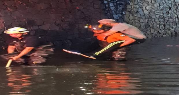Se vuelve a inundar Lomas de Angelópolis; auto, varado en CU por lluvias