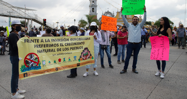 Integrantes del colectivo Cholultecas Unidos en Resistencia se manifiestan bloqueando la carretera federal Puebla-Atlixco,