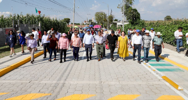 El edil de San Andrés Cholula , Edmundo Tlatehui, inauguró la obra de adoquinamiento de Santa María Tonanzintla.
