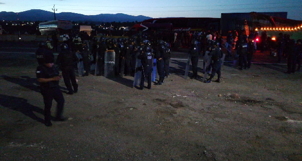 Agentes de la Secretaria de Seguridad Pública y de la Fiscalía General del estado se enfrentaron con pobladores de Santa Rita Tlahuapan