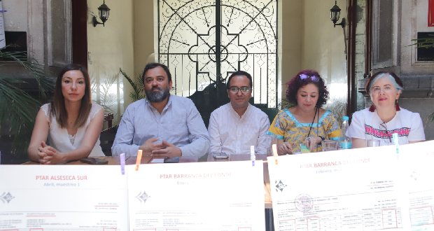 Integrantes de la Colectiva para el Bienestar Social exhibieron que la empresa Agua de Puebla no da servicio en 35 colonias de la capital 