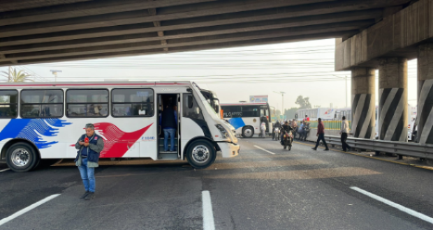 Transportistas de Tizayuca bloquean la carretera México-Pachuca en protesta