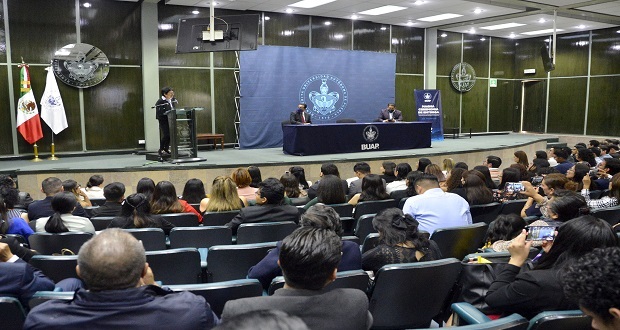 Rectora de la BUAP entrega Premio Ceneval a estudiantes egresados