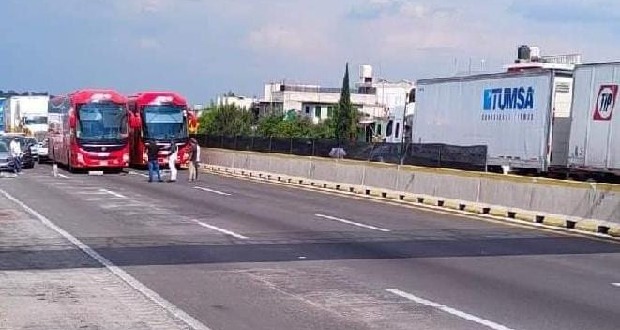 Pobladores de Santa Rita Tlahuapan cerraron la México-Puebla dos horas