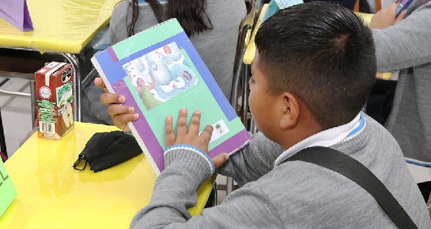 Ministro María Aguilar deshecha distribuir libros de textos en Chihuahua