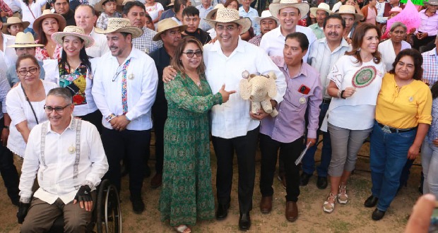 Gobernador anuncia rehabilitación de carretera en Ahuatempan