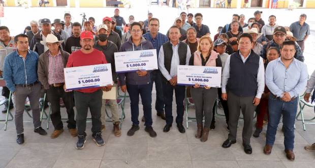 Edmundo Tlatehui entrega 50 cheques a afectados por lluvias