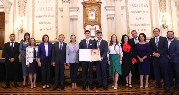 Ayuntamiento entrega cédula real al entrenador poblano José Canales