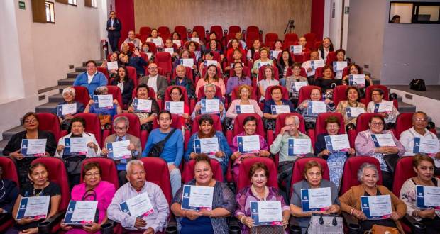 Smdif gradúa a personas adultas mayores de taller de cómputo