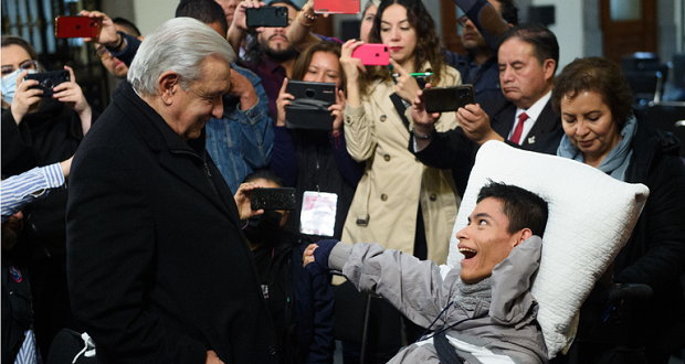 Activista de personas con discapacidad lleva propuestas a AMLO. Foto: Gobierno de México.