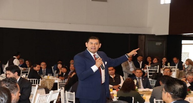 Alejandro Armenta sostiene reunión con miembros del Club Rotary Puebla
