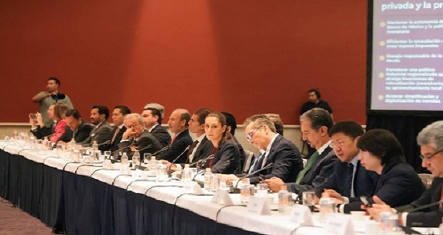 Sheinbaum pide a bancos orientar la inversión para el bienestar. Foto: Especial.