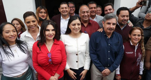Aspirantes de Morena a gubernatura de Puebla se reúnen en sede local.