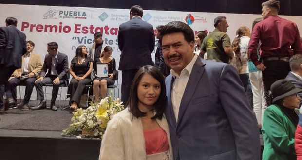 Colaboradora de Ángulo 7 recibe distinción en Premio Estatal de la Juventud