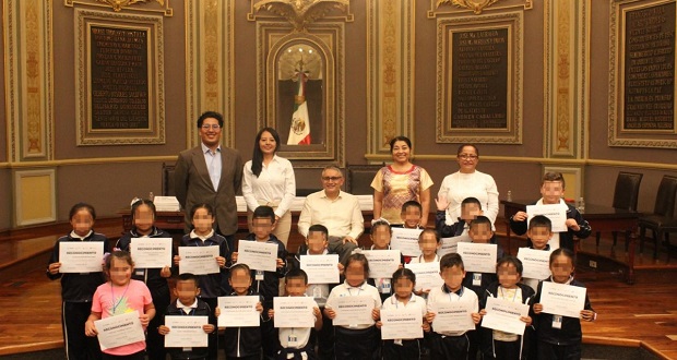Diputado y titular congresista reciben a estudiantes de Tlacuilotepec