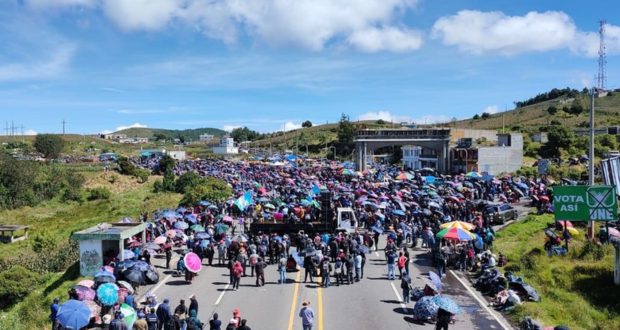 Indígenas protestan en defensa de la democracia en Guatemala