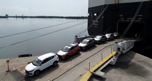 En Lázaro Cárdena, Michoacán transportistas en paro; bloquean puerto  
