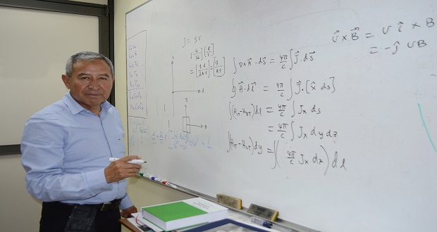 Investigador de la BUAP recibe premio por su trayectoria científica