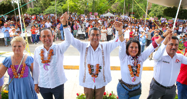El gobernador del estado, Sergio Salomón Céspedes Peregrina, asistió al Informe de Actividades de la diputada local, Azucena Rosas Tapia.
