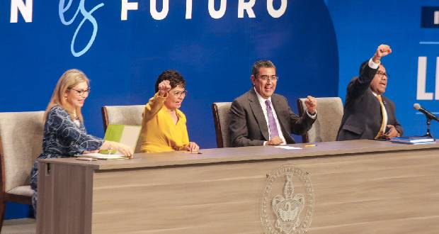 El gobernador, Sergio Salomón Céspedes Peregrina, destacó la importancia de la BUAP en la construcción de un estado con ética y desarrollo