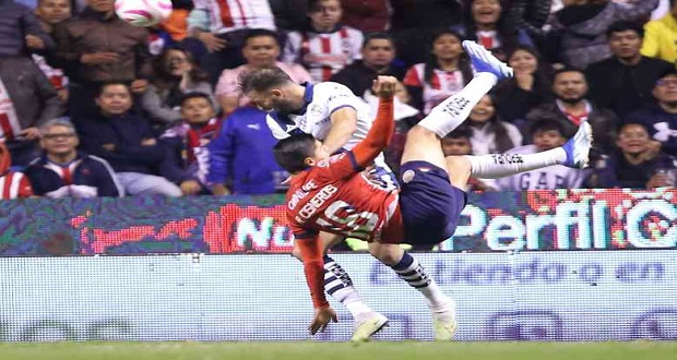 Chivas saca triunfo del Cuauhtémoc, Puebla complica su pase