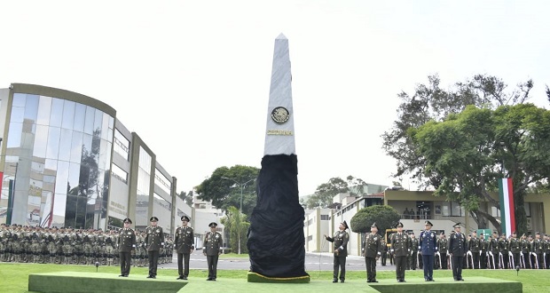 En ceremonia presidida por el General Luis Cresencio Sandoval González, el Ejército y Fuerza Aérea Mexicanos celebraron el aniversario 202 de la Secretaría de la Defensa Nacional, donde rememoraron el servicio brindado durante estos años.