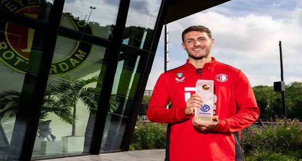 Santi Giménez gana premio al mejor futbolista del mes en Holanda