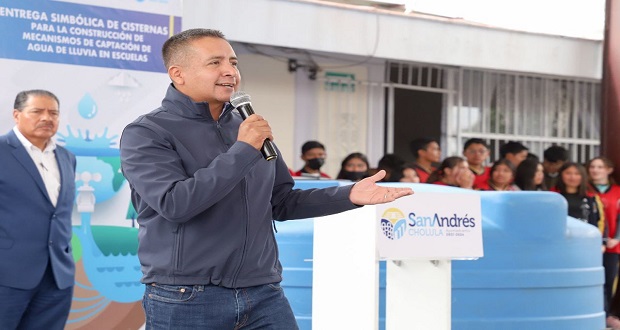 Tlatehui hace entrega de cisternas captadoras de lluvia a escuelas