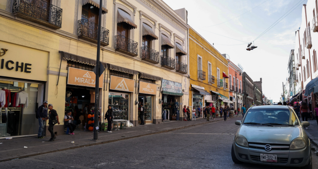 Ambulantes intentan instalarse en 8 Pte, centro de Puebla; Comuna lo impide 