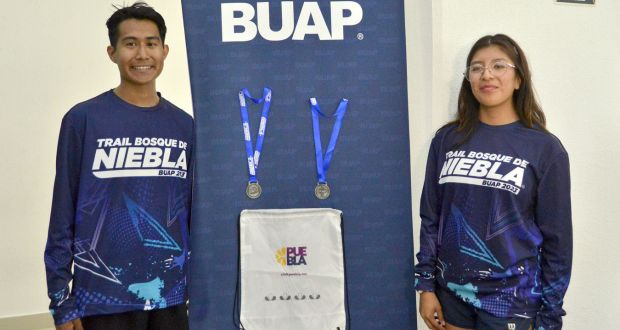BUAP presenta medallas del "Trail Bosque de Niebla 2023"