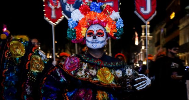 Con desfile de las catrinas en Puebla, reviven tradición de Día de Muertos