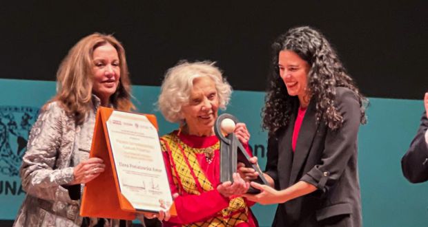 Luisa María Alcalde Luján entrega galardón a Elena Poniatowska
