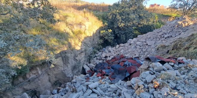 Denuncian tiradero de escombro cerca de La Malinche; piden a autoridades retirarlo