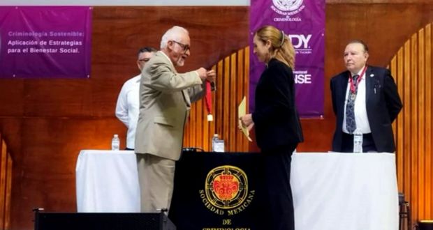 Docente BUAP recibe Medalla al Mérito Criminológico por su trayectoria 