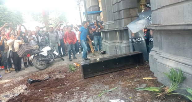 Pobladores de Resurrección y policías se enfrentan en Palacio; edil es detenido