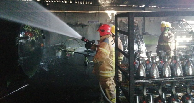 Incendio en fábrica de trofeos en Texcoco; dos heridos al momento