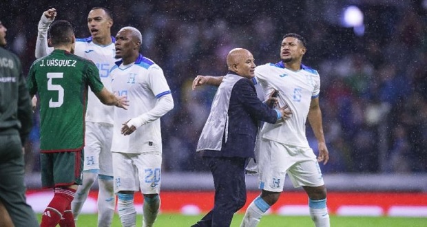 Selección de Honduras denuncia robo tras perder con México