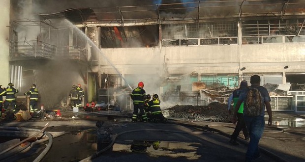 Incendio en bodega de Tepito, sin heridos ni decesos al momento. Foto: Redes sociales.
