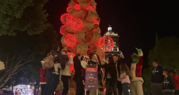 Rivera enciende árbol navideño en el zócalo; caravana Coca-Cola, 4 de diciembre