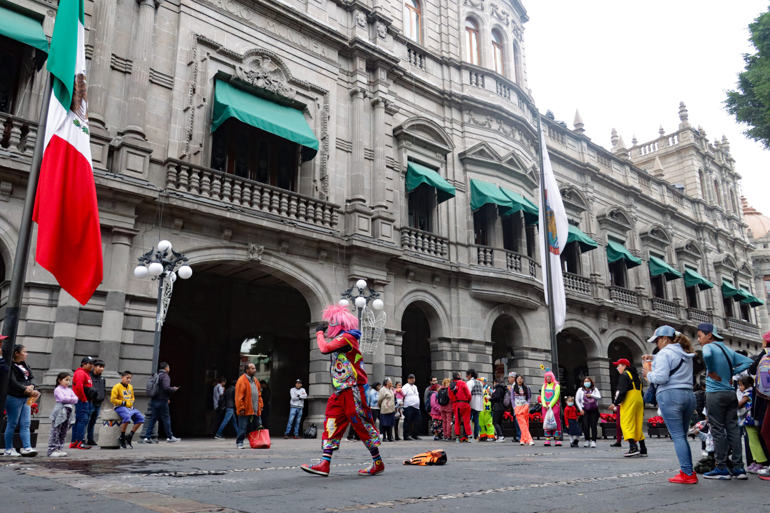 Sin acuerdo con payasos; Rivera pide orden para shows en centro de Puebla