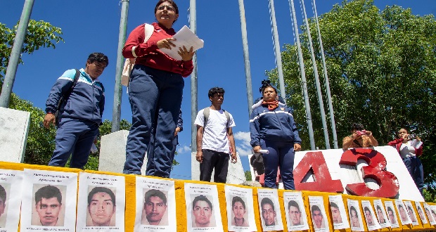 Por exigencias de padres, federación abrirá archivos de Ayotzinapa por 3 meses
