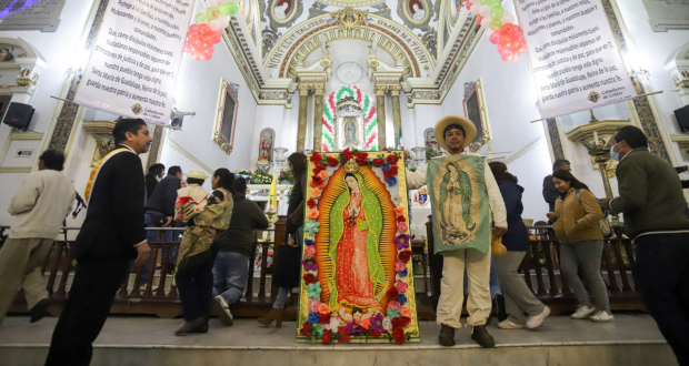 Fervor de los poblanos desborda afluencia en La Villita para ver a la virgen