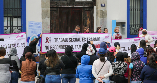 Trabajadoras sexuales denuncian abuso por parte de FGE en cateo; piden diálogo