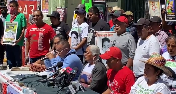 Familia de normalistas respalda a Centro Prodh, exigen archivos del ejército. Foto: Redes sociales.